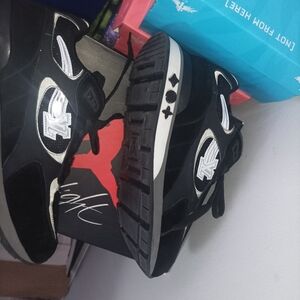 Louis Vuitton runaway sneakers black size 9